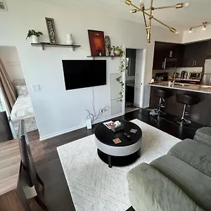 2-bdrm And 1 Den 3 Bed With 2 Bath - Walking Distance To Scotiabank Arena, Cn Tower, Union Station, Ripleys With Free Parking Apartment