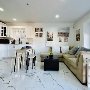 2br 1ba Guest With King Bed - Free Parking - Renfrew Station - Location Homestay Vancouver